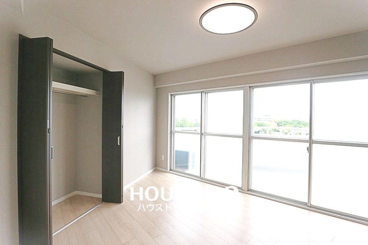 ■7帖の洋室はバルコニーとつながっており、明るい室内!
■全居室収納付き!
■お部屋がスッキリ片付くだけでなく、新しく収納棚を買い足す必要がないので、初期費用が抑えられそうですね!