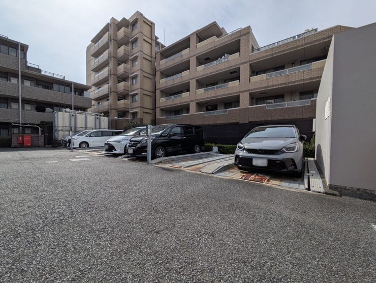 敷地内にある駐車スペースです。空き状況は、お気軽にお問合せください。