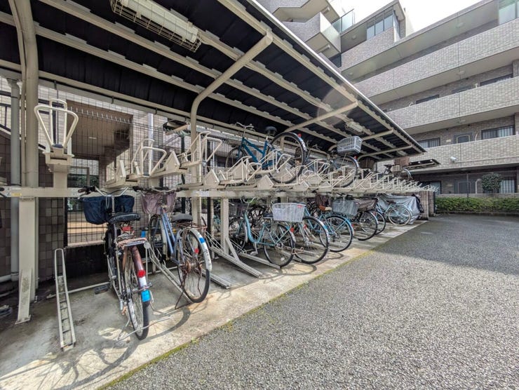きちんと整備された駐輪場。住む方の心遣いが感じられます。空き状況は、お気軽にお問合せください。