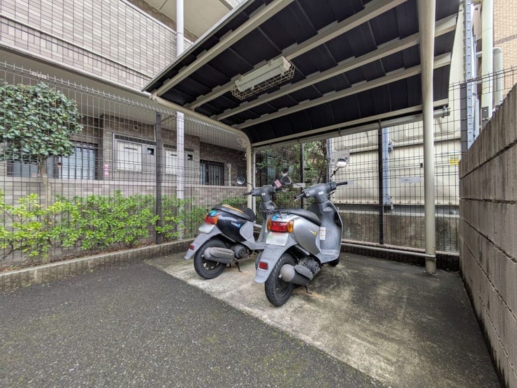敷地内にあるバイク置場です。空き状況は、お気軽にお問合せください。