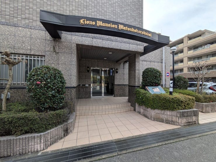 エントランスは毎日の行き帰りで使う大事な空間です。明るい基調で華やかなデザインなので、毎日も気持ちよく迎え入れられます。