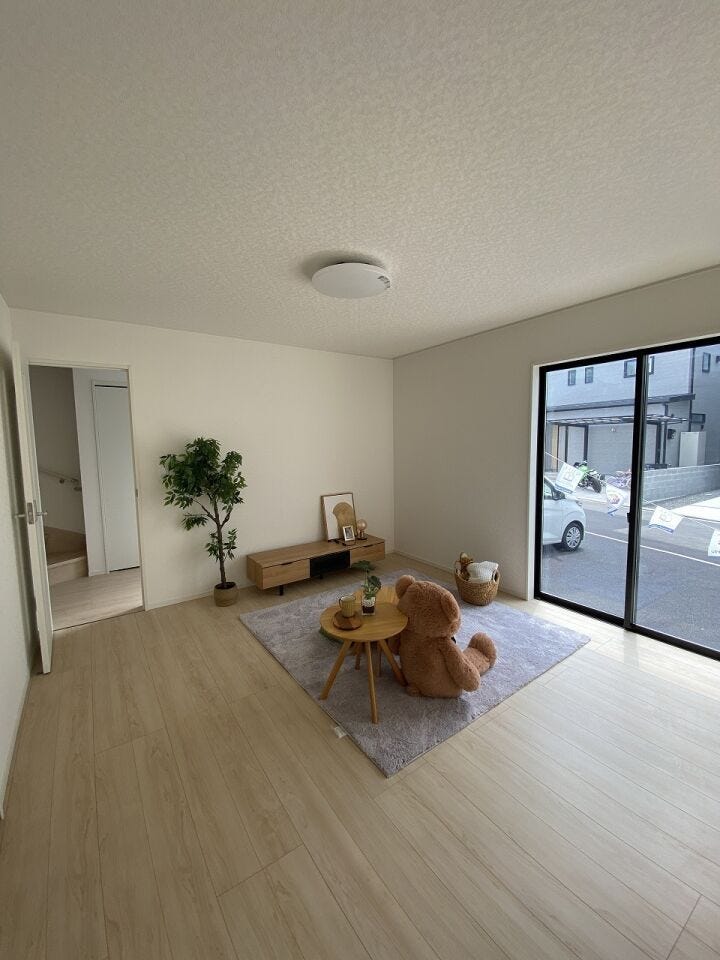 窓からはあたたかな光、贅沢でゆとりのある空間を演出されています♪実際にお部屋を見に行きませんか?