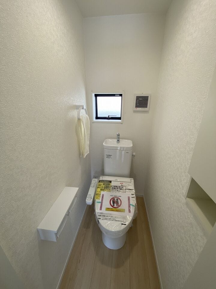 三大水回りの一つ…トイレは生活に欠かせない空間。シンプルで清潔感のある空間をご体感していただけます♪