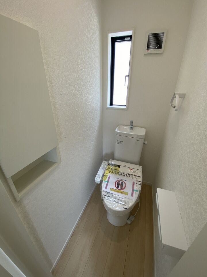 三大水回りの一つ…トイレは生活に欠かせない空間。シンプルで清潔感のある空間をご体感していただけます♪