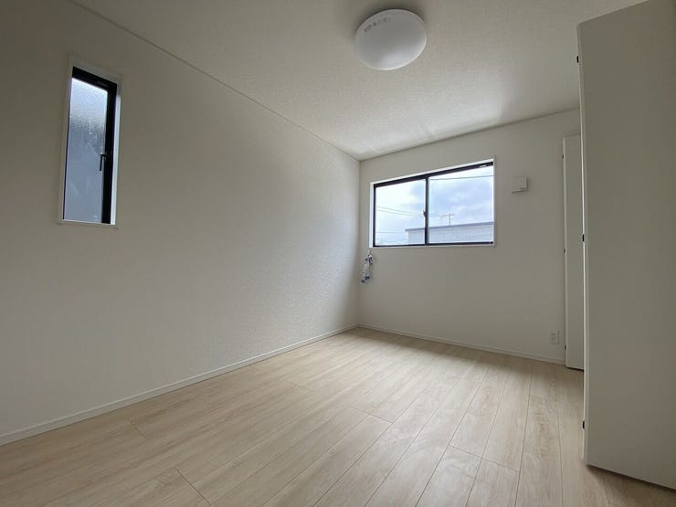 家族一人ひとりの大切なプライベート空間。趣味・感性で個性的に飾って頂けるようシンプルに仕上げてあります。収納をしっかり確保しているので、空間にさらなるゆとりが生まれます♪
