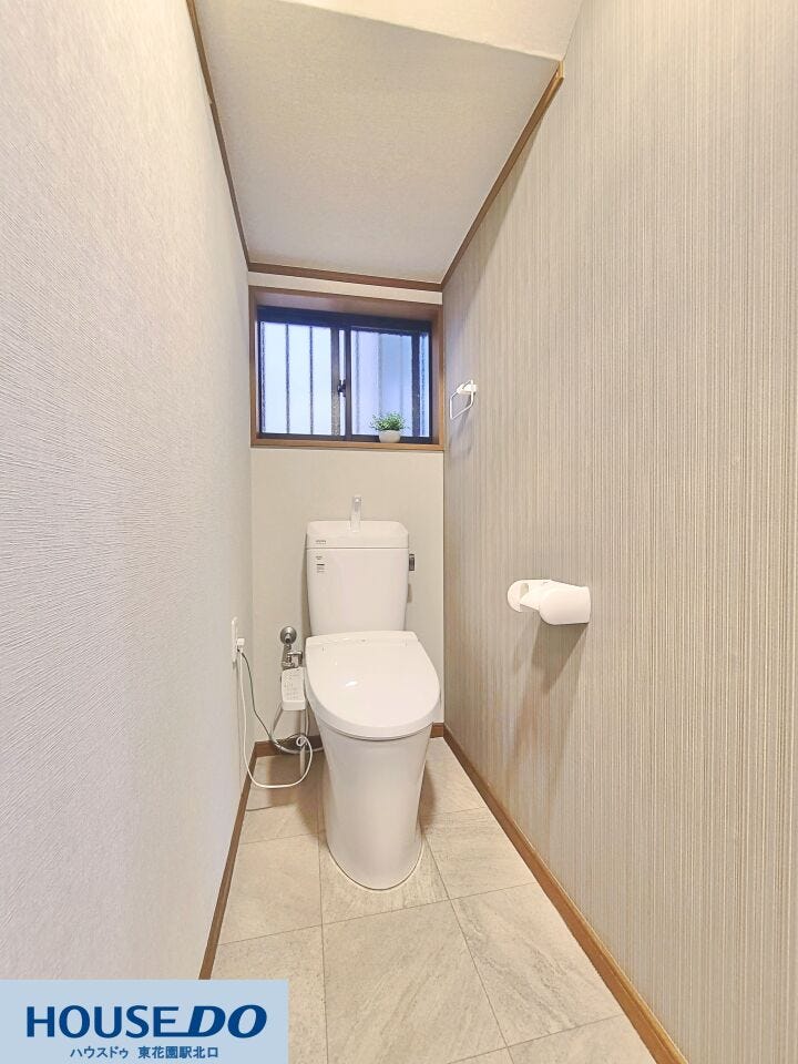 清潔感あふれるスタイリッシュなトイレ空間!小窓が付いているため自然光が差し込み、換気もスムーズに行えます♪温水洗浄便座付きで毎日快適にご利用いただけます☆