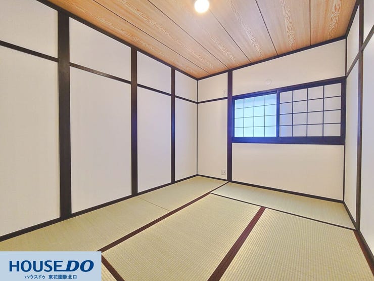温かみのある畳の香りに包まれる落ち着いた和室!格子の窓が情緒ある雰囲気を演出します♪客間やリラックススペースとして幅広く活用できる空間です☆