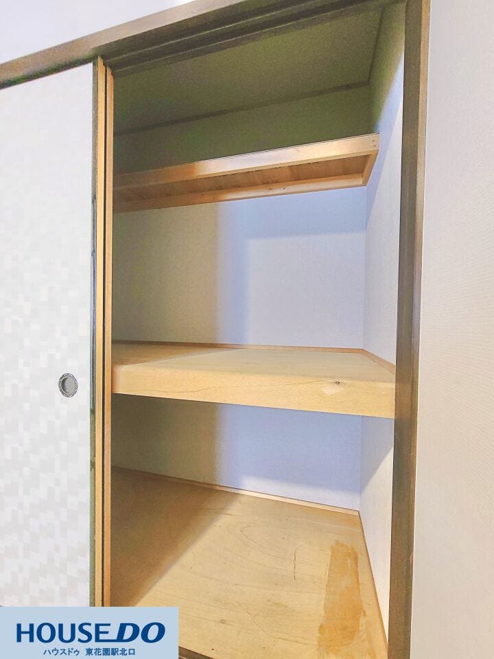 お布団や季節の衣類、大きめの荷物もラクラク収まる大容量の押し入れ収納!中段棚と天袋が付いており、空間を効率よく使ってスッキリ整理整頓できます♪
