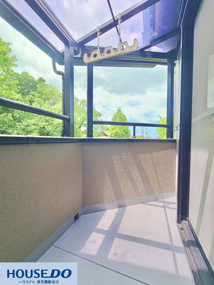 屋根付きで急な天候の変化にも対応しやすいバルコニー!しっかりとした物干し金具を備えており、日常のお洗濯もスムーズに行えます♪緑豊かな風景を眺めながら心地よい風を感じられる開放的な空間です☆