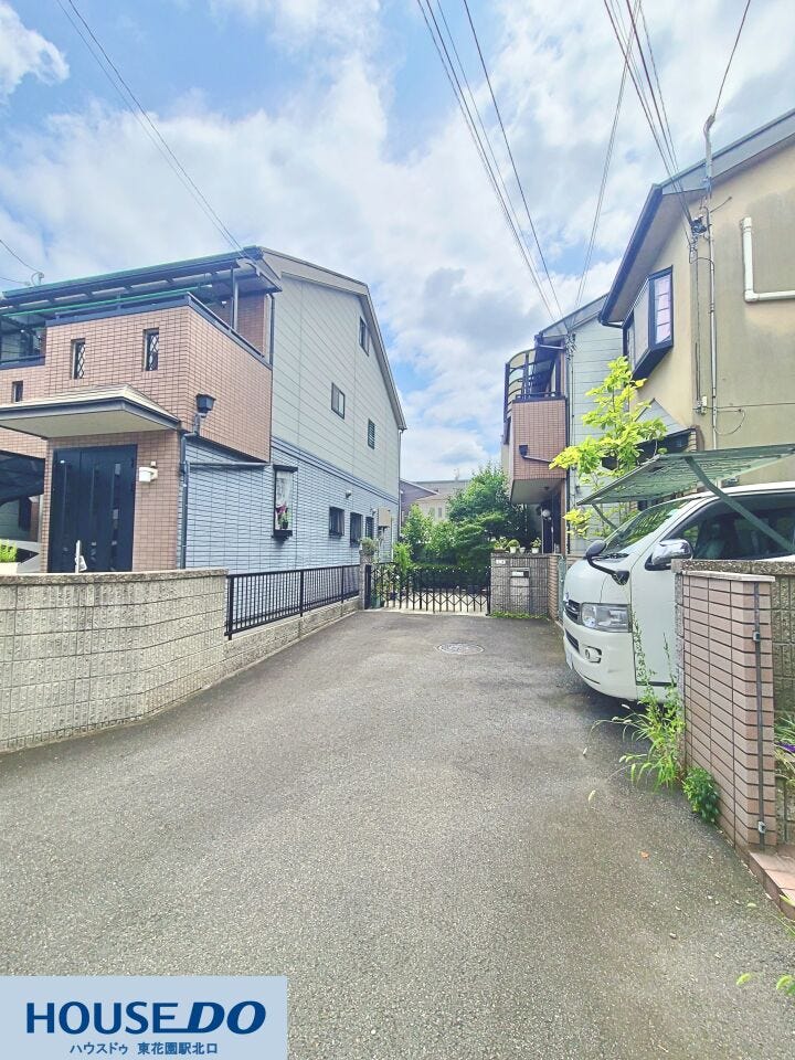 周辺は落ち着いた街並みが広がる閑静な住宅街!幅員のある前面道路で車のすれ違いもスムーズに行えます♪小さなお子様がいるご家庭も安心して暮らせる心地よい住環境です☆