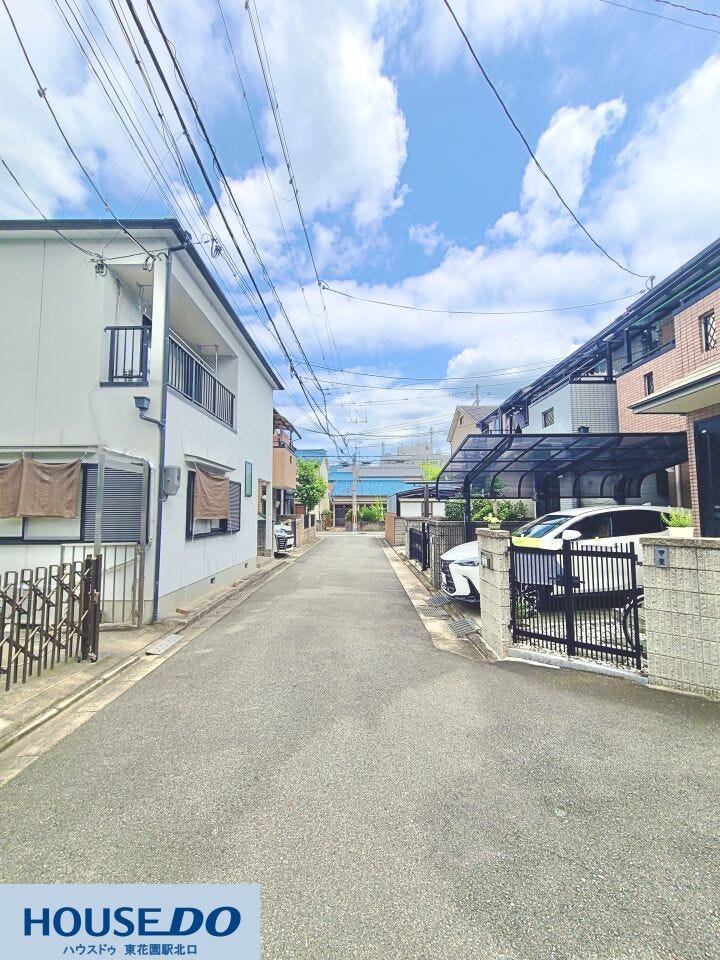敷地内にゆとりがあり、お車の出し入れや駐車がスムーズに行えるアプローチ!前面道路からの見通しも良く、落ち着いた街並みに馴染む外観デザインです♪毎日の外出や帰宅時もストレスフリーに過ごせます☆