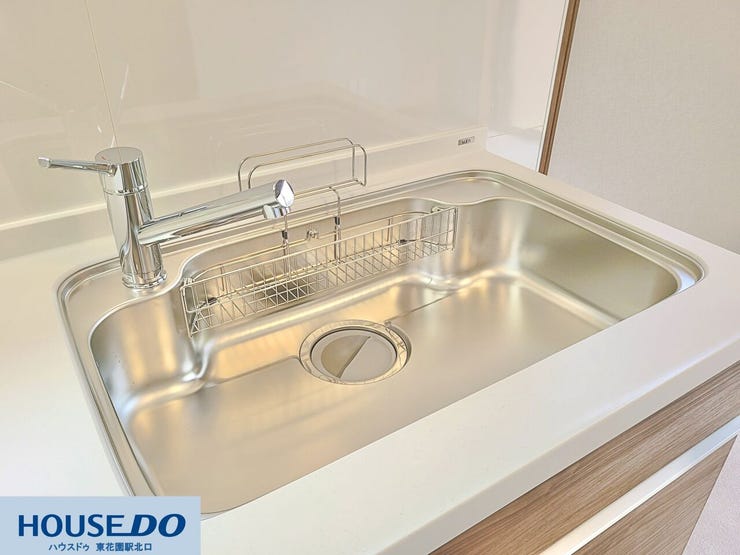 大きな鍋やフライパンも余裕で洗える広々としたシンク!水切りラックや洗剤置き場もセットされており使い勝手抜群です♪清潔感のあるステンレス製で手入れも簡単です☆