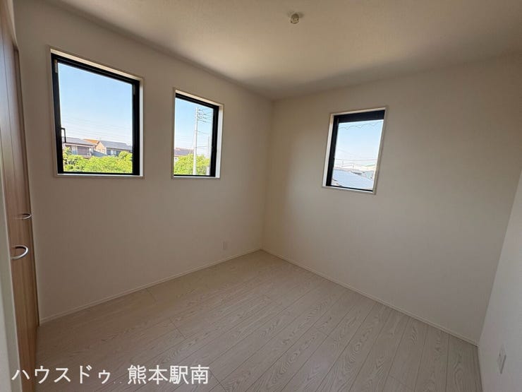 窓が多く開放感があふれる空間になっています