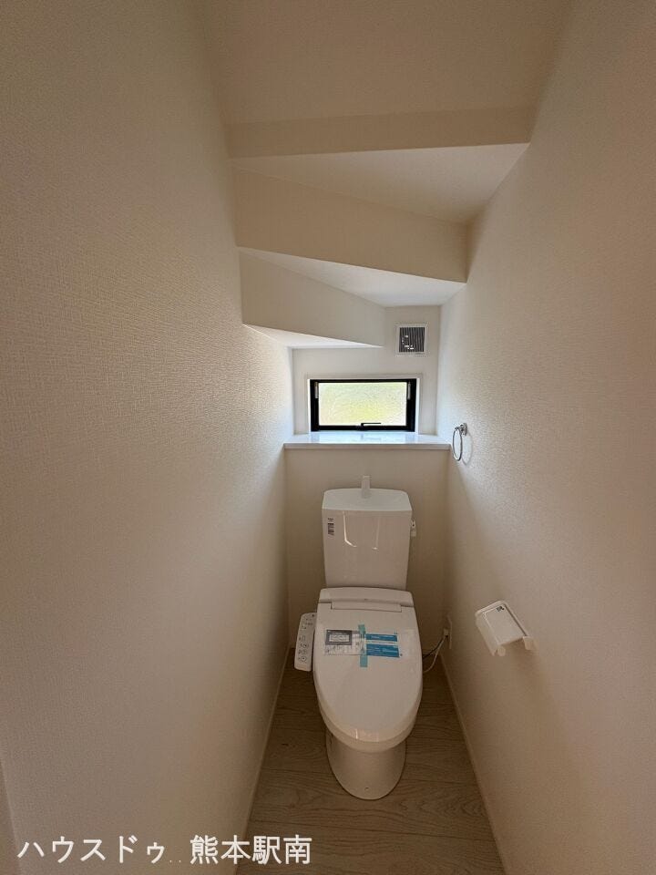 窓から光が差し込む清潔感ある空間になっています