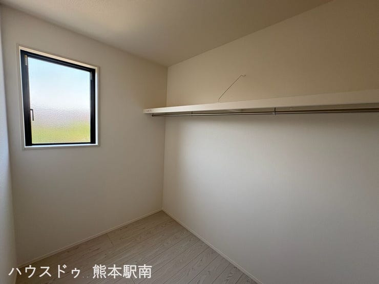 窓付きの収納スペースで清潔感があふれる空間です