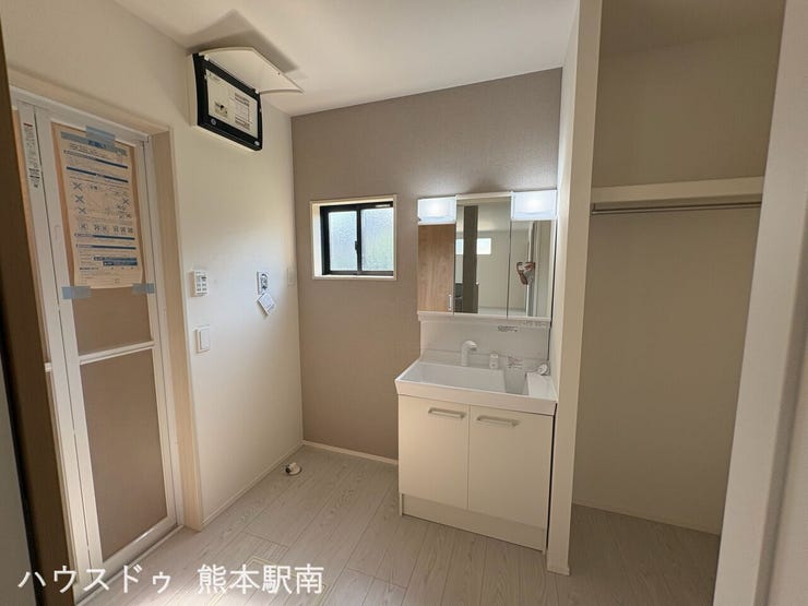 洗面所に大きな収納スペース。空間を美しく保ってくれます