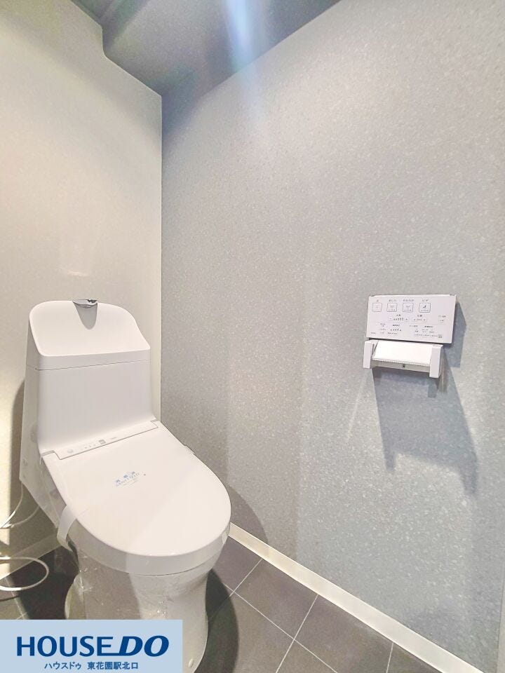 快適な温水洗浄便座付きのトイレです♪壁のリモコンで操作でき、清潔に保ちやすいデザインです☆毎日使う場所だからこそ、心地よさにこだわりました!