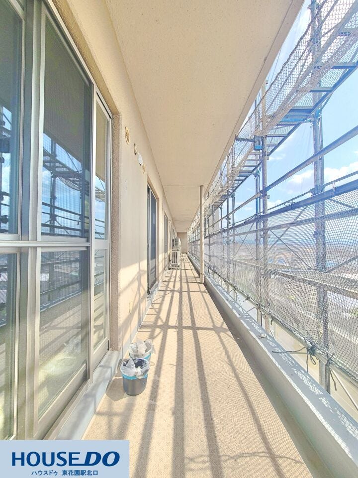 奥行きと長さのある広いバルコニーです!お洗濯物をたくさん干せるスペースがあり、風通しも良く気持ちよく乾かせます☆