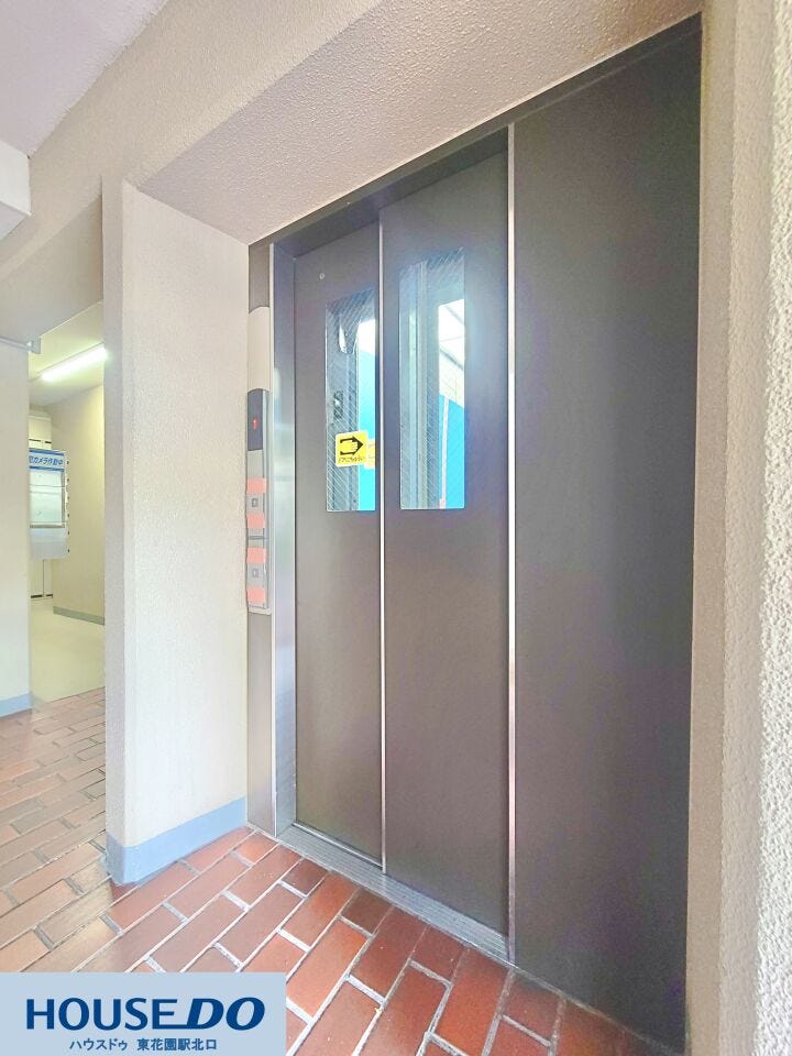 エレベーター付きで重い荷物がある日や買い出し後も上階まで楽に移動できます♪防犯カメラ作動中の表示や窓付きのドアでセキュリティ面にも配慮されており、毎日の利用も安心です☆