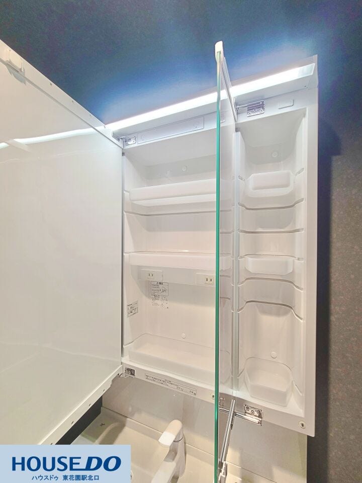 三面鏡の裏側は細かなアメニティを整理できる収納スペースになっています♪内部にはコンセントが付いており、電動歯ブラシやシェーバーを充電しながらすっきり収められるのが魅力です☆