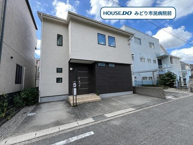 【外観】
お庭付き♪ゆったりとした佇まいの家。収納豊富でお部屋をスッキリ保てます◎
名鉄名古屋本線/左京山駅 徒歩約6分とアクセス良好です。