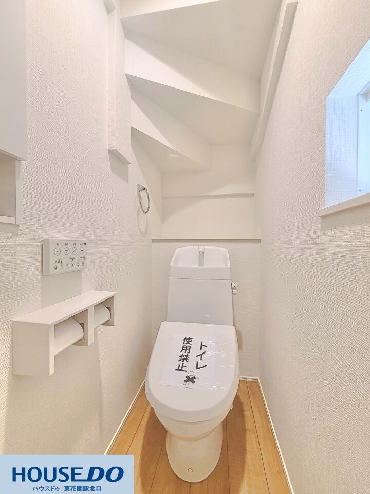 階段下のスペースをスマートに活かしたトイレ空間!温もりを感じるフローリングと清潔感のある壁面が心地よさを演出します♪温水洗浄機能や手洗いも付いていて快適です☆