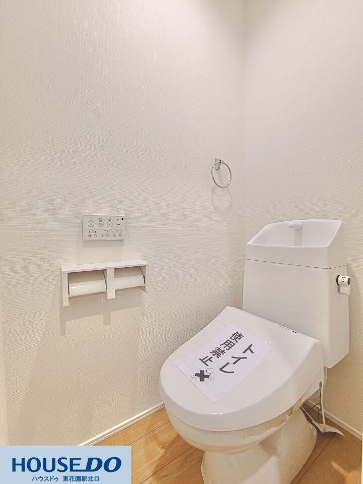 手洗い付きの温水洗浄便座トイレ!ペーパーホルダーやリモコンが使いやすい位置に備わっており、毎日の生活動作がスムーズにおこなえます♪白を基調とした清潔感のある空間です☆