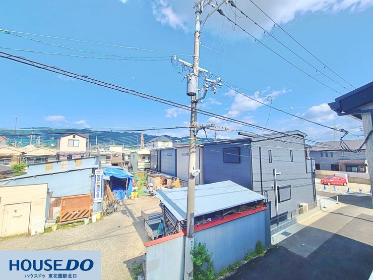 お部屋からの眺望は青空と緑豊かな山々が見渡せる心地よいロケーション♪毎日の暮らしの中で季節の移ろいを感じられます!周囲に視界を遮る高い建物が少なく、開放感たっぷりです☆