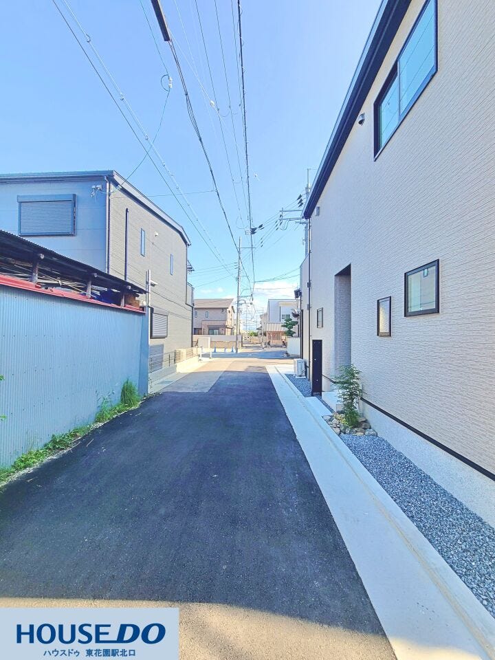 キレイに整備されたスッキリとした前面道路!見通しが良く、車の出し入れや日常の行き来もスムーズに行えます♪周辺は落ち着いた住宅街で、安心してお過ごしいただける環境です☆
