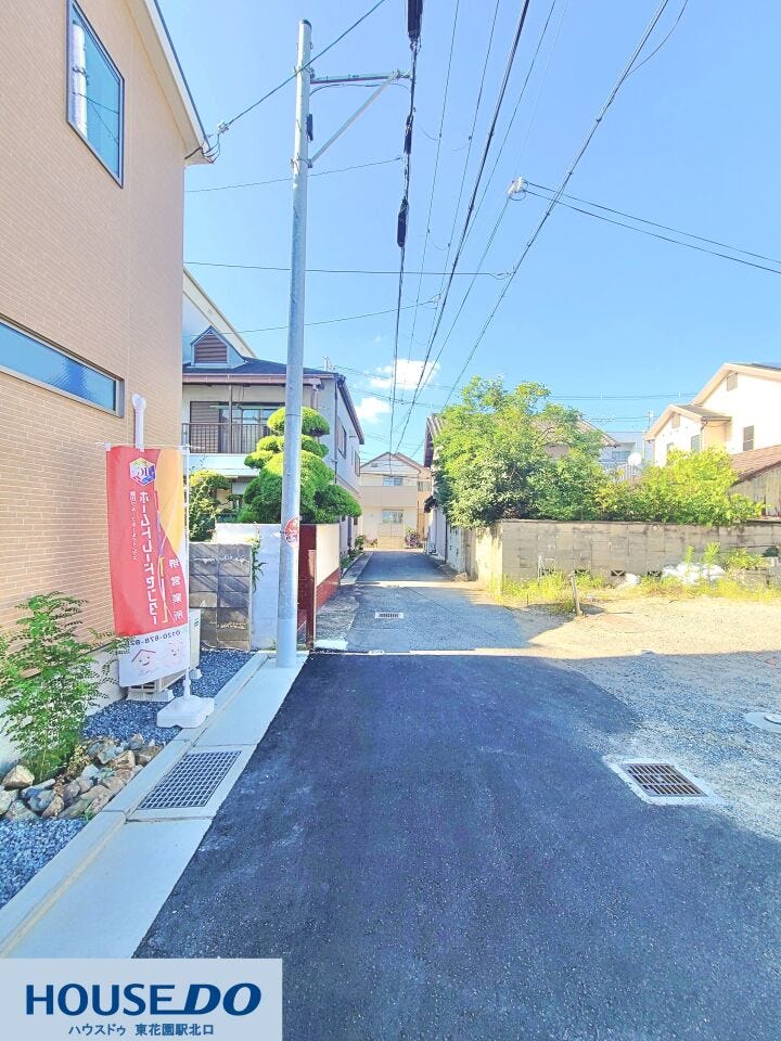 澄み渡る青空が広がる穏やかな前面道路のアプローチ♪開放的な空を感じながら、気持ちよくお出かけやご帰宅ができます!日当たりや風通しの良さも期待できる良好な環境です☆