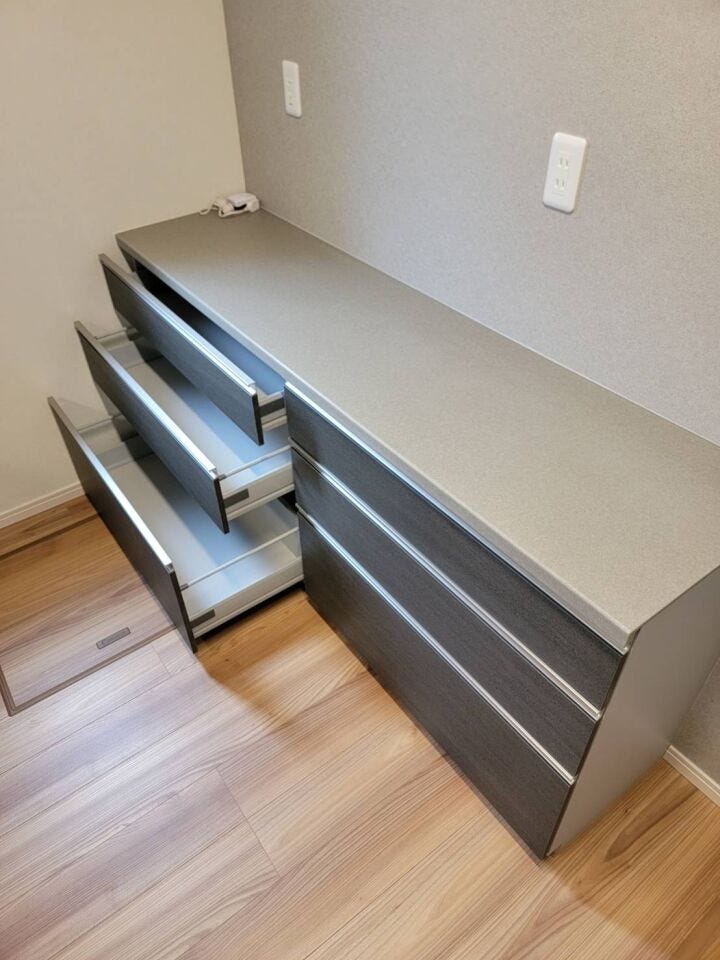 キッチン後ろ、カップボード