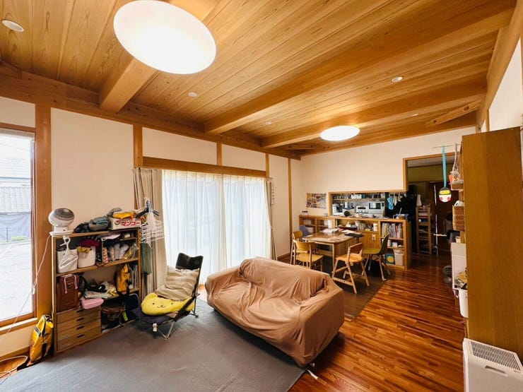 広々LDK18帖 木の温もりを感じられる室内です。