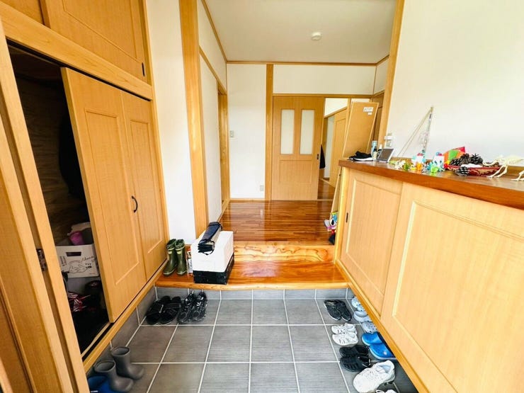 玄関入口から室内を撮影