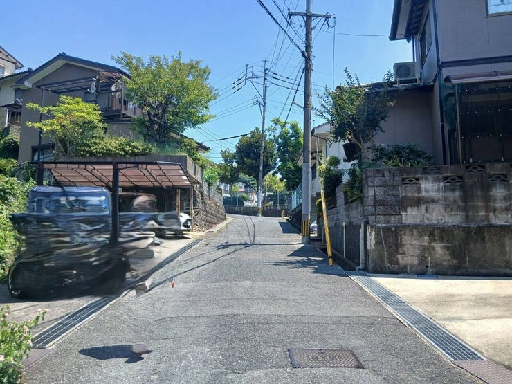 左側のカーポートが駐車場です