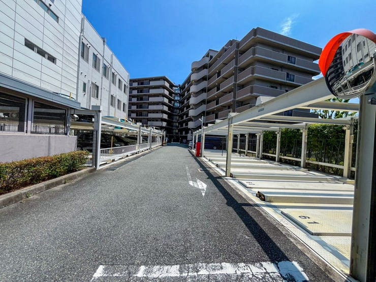 広々とした敷地内に整然と配置された機械式駐車場。ゆとりある車路設計により運転が得意でない方でも安心して利用できます。大切な愛車を安全に保管でき、快適なカーライフをサポートする充実の設備です。