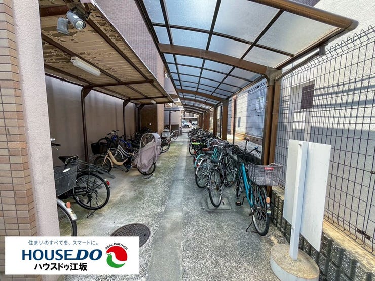 雨の日も濡れにくい屋根付き駐輪場を完備。夜間も明るい照明が付いているため防犯面でも安心感があります。平置きタイプで出し入れしやすく、普段から通勤・通学や買い物で自転車を使う方に快適な環境です。