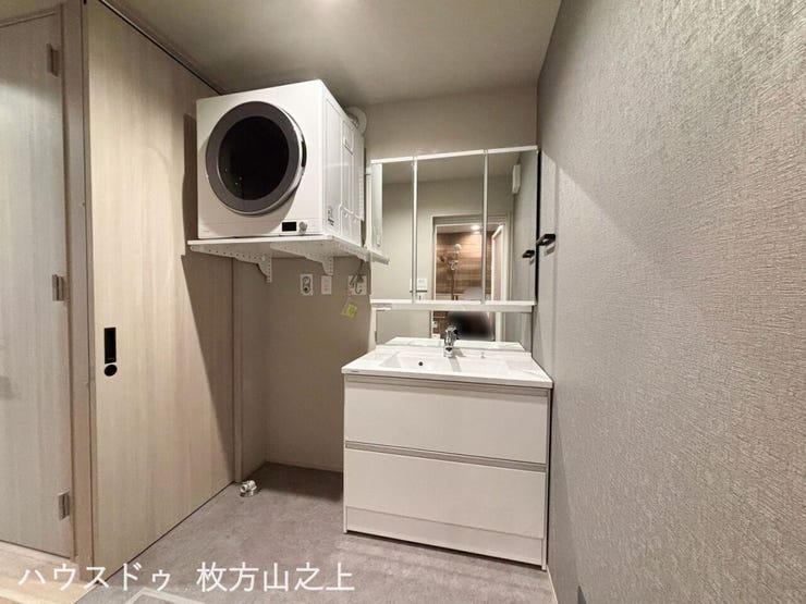 三面鏡付き洗面化粧台を採用。