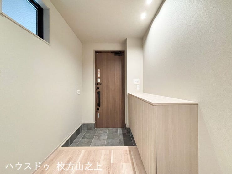 シューズボックス付きの玄関。靴をすっきり収納し、いつでも気持ちよくお迎えできます。
