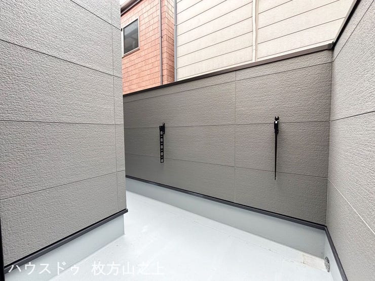 奥行きのあるバルコニー。お洗濯や布団干しもゆとりを持って行えます。