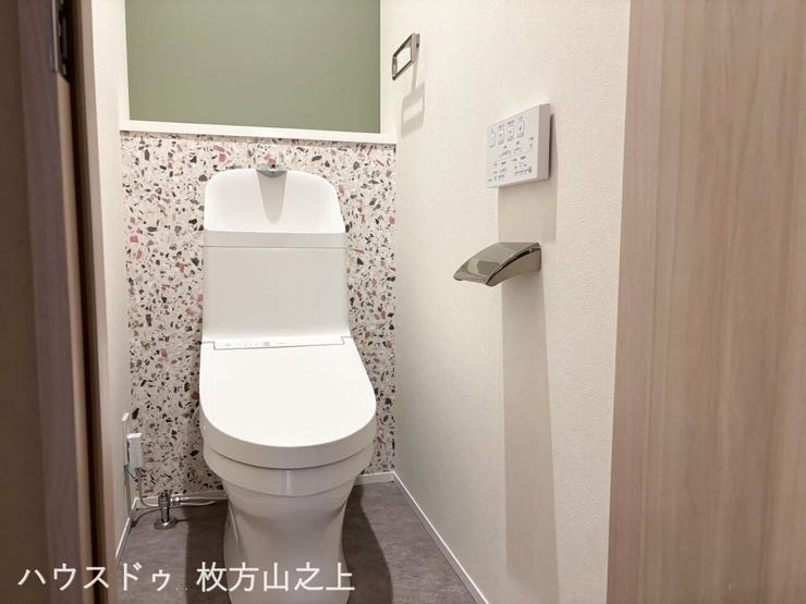 温水洗浄便座付きトイレ。アクセントクロスがおしゃれな空間を演出します。