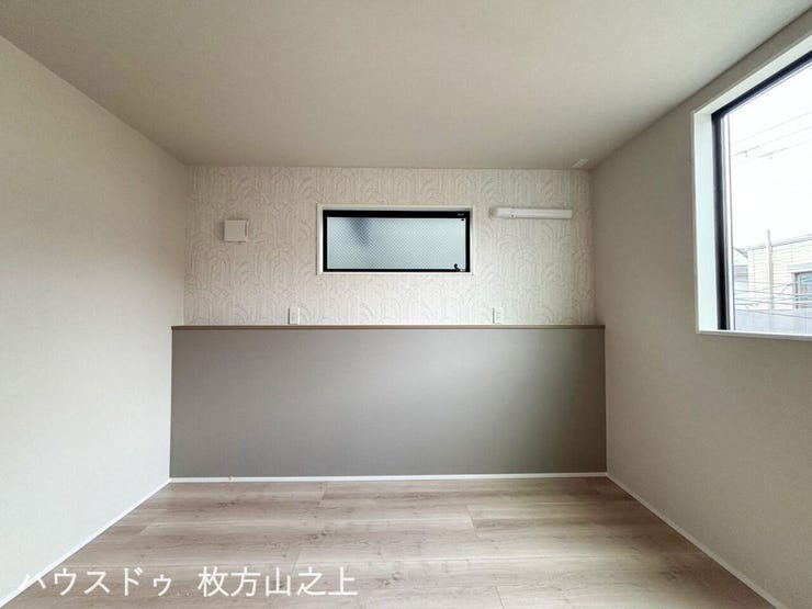 二面採光で明るい洋室。