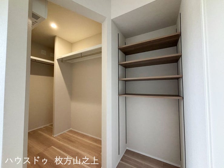 ハンガーパイプと棚を備えた収納スペース。衣類や小物を効率よく整理できます。