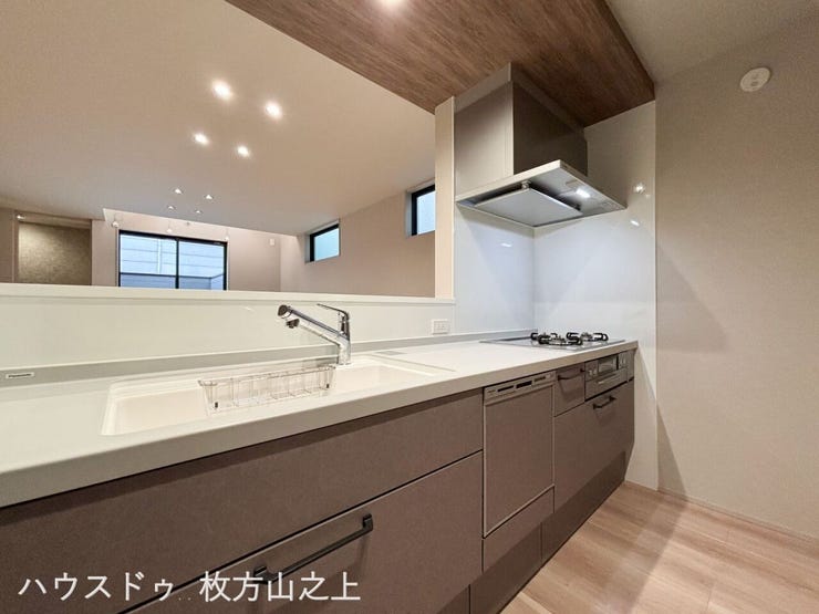 家族との会話が弾む対面式システムキッチン。家事動線にも配慮されています。