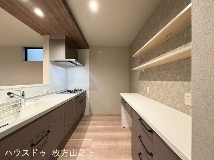 カップボード付きで収納豊富。調理や配膳もスムーズに行えます。