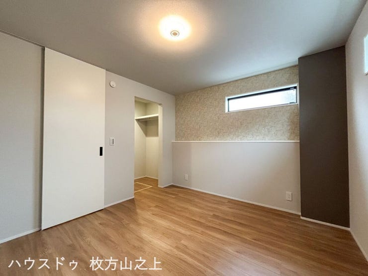 落ち着いたアクセントクロスが印象的な洋室。