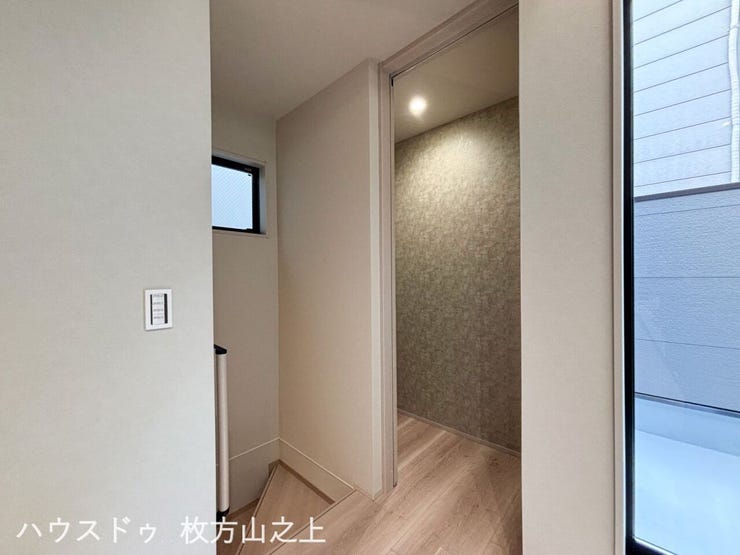 ファミリークロークを設置。衣類や季節用品もまとめて収納できます。