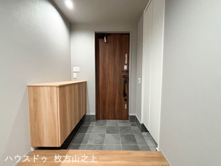 シューズボックス付きのすっきりとした玄関。