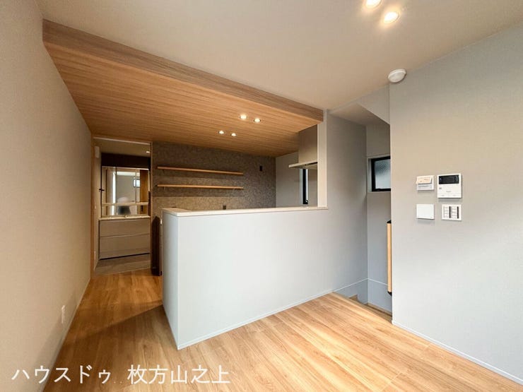 木目天井が映える明るいLDK。開放感があり、ご家族でゆったり過ごせる空間です。