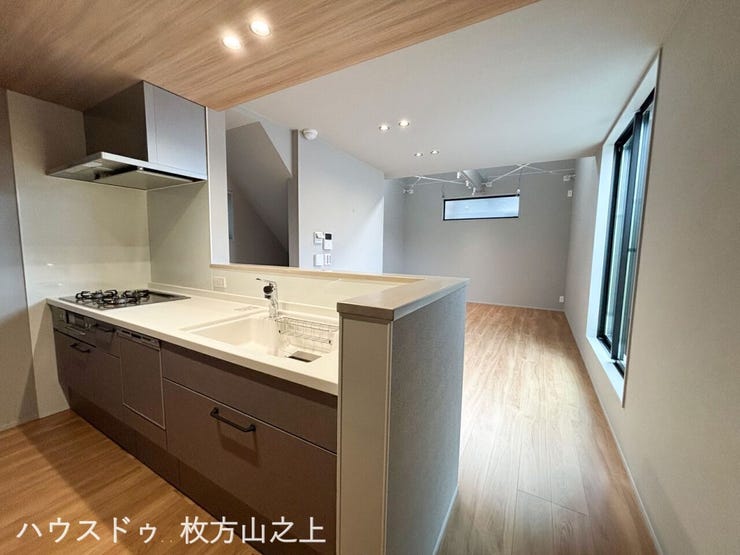 リビング全体を見渡せる対面キッチン。家族とのコミュニケーションが自然と広がります。
