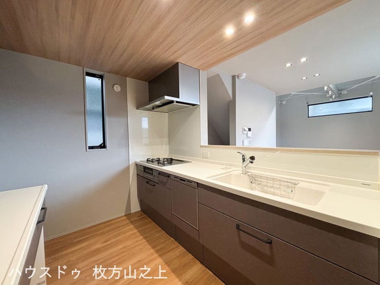 食洗機付きの対面システムキッチン。収納力もあり、毎日のお料理が快適です。